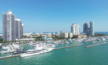 Miami plajı şehir manzarası. Miami yaz havası manzarası. Miami sahil şeridi. Güney Sahili Miami hava manzarası. Florida 'daki mavi okyanus silueti. Miamis şehir manzarası. Okyanus kıyısında. ABD 'de yaz tatili