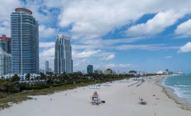 Miami Plajı. Skyline hava görüntüsü. Miami şehri. Tropik Miami sahili. Miami bölgesi gökyüzü manzarası. Meşhur okyanus kıyısında. Panoramik kıyı şeridi. Güney sahili manzarası