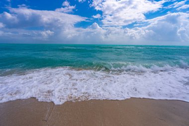 Plaj tatili. Kristal berraklığında sahil suyu. Lüks plaj tatil köyü. Güzel sahil gün batımı