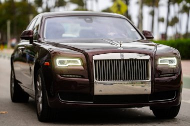 3 Nisan 2025. Miami mi? Rolls Royce lüks araba. Lüks otomobil. Rolls Royce V12 motoru. Süper araba sürüşü. Klasik Rolls Royce araba tasarımı. Zarif Rolls Royce Hayalet