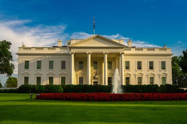 Washington 'daki Beyaz Saray. Beyaz Saray ve demokrasi. Amerikan başkanlarının evi. Beyaz Saray binası. Federal hükümet. Yeşil çimenli Beyaz Saray