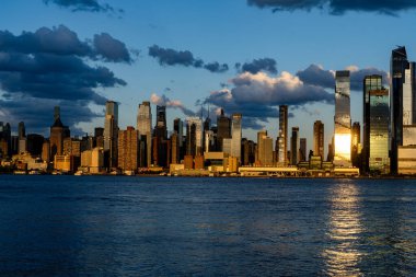 Gökdelenleri olan New York gökdelenleri. Manhattan ve Brooklyn Panoraması. Hudson Nehri manzaralı New York City silueti. New York şehir merkezi. Rıhtımdan New York 'a. New York 'un İş Bölgesi silüeti
