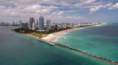 Miami Beach silueti. Miami 'nin kumlu plajları. Miamis 'in ünlü simgeleri. Gökdelenleri olan South Pointe plajı. Miami şehri panoraması. Miami ufuk çizgisi ve okyanus. Güney Florida. Canlı Güney Sahili