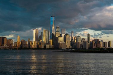 Gökdelenleri olan New York gökdelenleri. Manhattan ve Brooklyn. Hudson Nehri manzaralı New York City silueti. New York şehir merkezi. Rıhtımdan New York 'a. New York Kulesi