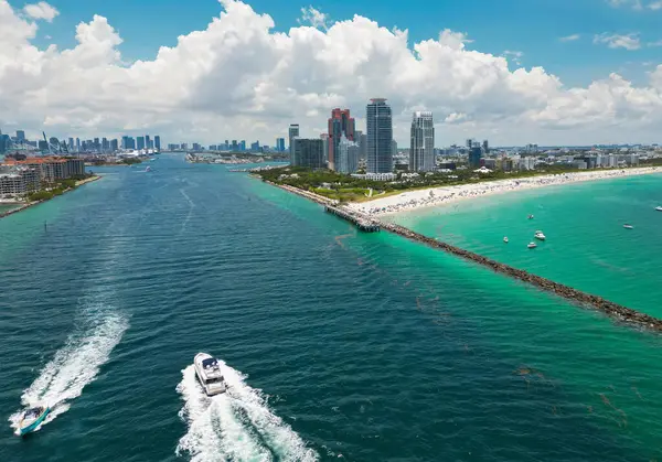 Turkuaz suları olan Miami Plajı 'nın havadan görünüşü. Miami siluetinin insansız hava aracı görüntüsü. Güney Miami Sahili 'nin en iyi manzarası. Lüks gökdelenleri ve okyanusları olan Miami şehri. Miamis 'in ünlü sahil şeridi manzarası