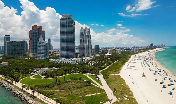 Miami Beach City tepeden. Yukarıdan Güney Sahili. Sahil şeridinin insansız hava aracı. Miami kıyılarında gökdelenler var. Miami manzaralı havadan şehir manzarası