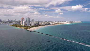 Ufuk çizgisi olan Miami Plajı hava aracı görüntüsü. Miami yukarıdan. Miamis 'in ünlü simgeleri. Gökdelenleri olan South Pointe plajı. Miami şehri panoraması. Miami Sahili 'nin okyanus manzarası