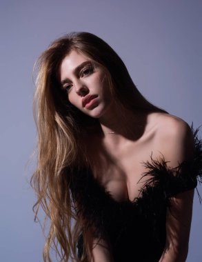 Moda elbisesi içinde zarif, zarif, seksi bir kadın. Güzel kız, manken. Moda kadını. Moda modasında seksi bir kız. Seksi kıyafetler.