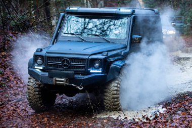 04 numara. - 30. 2025, Karpatlar. Off-road SUV dağların içinden geçiyor. Toprakta off-road macerası. Dağlar ve off-road için patikalar. Aşırı off-road sürüşü. 4x4 araçlı motor gezisi