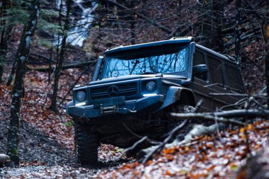 04 numara. - 30. 2025, Karpatlar. Off-road SUV sürücüsü çamurda sürükleniyor. Toprakta off road. Dağlar ve off-road için patikalar. Aşırı off-road sürüşü. 4x4 araçlı motorlu keşif gezisi. Offroad gezisi