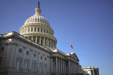 Kongre ve Meclis. ABD 'de Bağımsızlık Günü. Capitol, Amerika 'da özgürlük ve adalettir. Washington 'daki Kongre Binası' nın kubbesi. Kongre binasında Birleşik Devletler bayrağı
