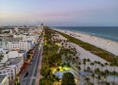 Miami şehir merkezinin gece lambasında manzarası. Güney Sahili 'ndeki tropik cennet. Miami 'de gece yarısı ışıkları. Miami ufuk çizgisinin rıhtım manzarası. Gün doğumunda Miami 'nin hava görüntüsü. Neon Art Deco. Okyanus yolculuğu