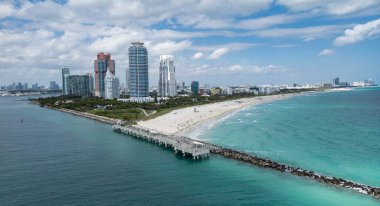 Miami Plajı. Skyline hava görüntüsü. Miami şehri. Tropik Miami sahili. Miami bölgesi gökyüzü manzarası. Meşhur okyanus kıyısında. Panoramik kıyı şeridi. Güney sahili manzarası