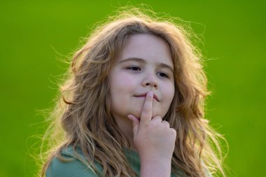 Çocuk başka tarafa bakıyor ve hayal kuruyor. Çocuk hayalperesti şüpheli bir bakışla düşünür. Rüya gören bir çocuğun portresi. Rüya gören ergen bir çocuk rüyada kayboldu. Hayal kuran çocuk. Hayal kuran çocuk. Çocuklar rüya görür