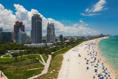 Güney Miami 'nin en iyi manzarası. Miami 'nin ünlü sahil şeridinin insansız hava aracı görüntüsü. Gökdelenleri olan Miami gökdelenleri. Yazın Miami 'nin hava manzarası. Gökdelenleri olan Miami kıyısı