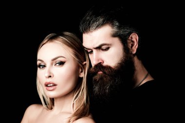 Siyah arka planda şık moda çifti portresi. Siyah arka planda poz veren çekici bir çift, yaklaşın. Aşık seksi bir çift. Şehvetli çift yüz yüze.