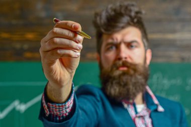 Öğretmen sınıfta matematiği açıklıyor. Profesör, matematik dersinde. Öğretmen matematik formülü yazıyor. Komik öğretmen. Profesör sınıfta ders veriyor. Öğretmen matematiği açıklıyor. Öğretmenler Günü