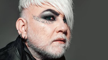 Cinsiyet kimliği. Makyajlı Trans modeli. Büyüleyici makyajlı son sınıf öğrencisi. Modaya uygun yaşlı sakallı erkek model. Benzersiz bir kimlik. Gurur ve güzellik. Olgun bir transseksüel. LGBT ve Eşsiz Moda