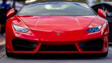 3 Nisan 2025. Miami mi? Lambo konsepti. Lamborghini spor arabası şehir caddesinde. Lamborghini süper arabası. Lambo tasarımı. Lamborghini Huracan spor arabası. Supercar Lamborghini yakın plan. V12 motor. Lüks araba.