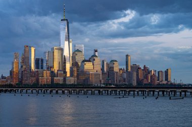 Gökdelenleri olan New York gökdelenleri. Manhattan ve Brooklyn. Hudson Nehri manzaralı New York City silueti. New York şehir merkezi. Rıhtımdan New York 'a. New York Kulesi