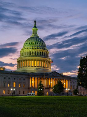 Meclis Binası. Capitol simgesi. Amerikan demokratik sisteminin Meclis Anıtı. Gökyüzü arka planındaki Capitol Kubbesi. Washington, D.C. Amerikan Başkenti