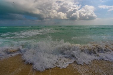 Kristal berraklığında deniz suyu. Lüks sahil tatil köyü. Güzel deniz plajı gün batımı. Sakin deniz sahili manzarası. Idyllic yaz cenneti