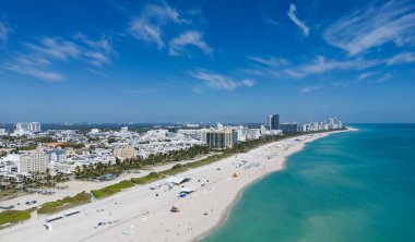 Miami Sahili şehir manzarası. Miami yaz havası manzarası. Miami sahil şeridi. Güney Sahili Miami hava manzarası. Florida 'daki mavi okyanus silueti. Okyanus kıyısında. İHA 'dan gökdelen gökdeleni