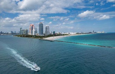 Miami plajı şehir manzarası. Miami yaz havası manzarası. Miami sahil şeridi. Güney Sahili Miami hava manzarası. Florida 'daki mavi okyanus silueti. Miamis şehir manzarası. Okyanus kıyısı
