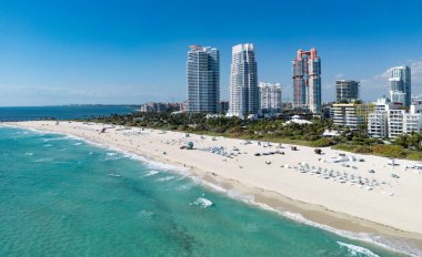 Miami Plajı. Skyline hava görüntüsü. Miami şehri. Tropik Miami sahili. Miami bölgesi gökyüzü manzarası. Meşhur okyanus kıyısında. Panoramik kıyı şeridi. Güney sahili manzarası