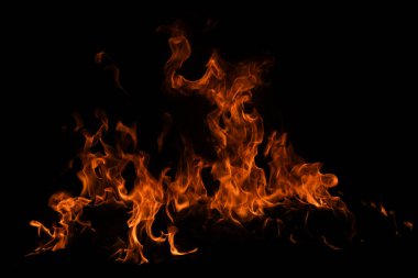 Siyah arka planda yangın alevleri. Ateş, izole edilmiş, soyut bir yapı. Yanma efektiyle yanan bir patlama. Duvar kağıdını ateşle, kopyalama alanı ile soyut sanat deseni