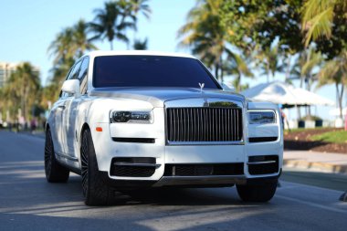 3 Nisan 2025. Miami mi? Rolls Royce lüks araba. Özel lüks otomobil. Rolls Royce V12 motoru. Süper araba sürüşü. Klasik Rolls Royce araba tasarımı. Zarif Rolls Royce Hayalet