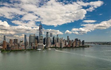 Gökdelenlerin hava manzaralı New York silueti. Manhattan ve Brooklyn gökyüzünde. Hudson Nehri manzaralı New York City silueti. New York şehir merkezi. New York rıhtım silueti. New York Panoraması Tepeden