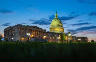 Washington, DC ABD 'nin başkentidir. Washington DC 'deki eyalet başkenti binaları. Washington 'daki Kongre. Amerikan bayrağı dalgalanıyor. Washington, DC 'deki Capitol Hill.