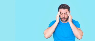 Endişeli ve endişeli bir adam. Endişeli Adam sıkıntılar, endişe, hayal kırıklığı ve duygusal stres yaşıyor. Stres hisseden endişeli bir adam. Endişeli ifade. Adam yatak sorununu çözmeyi düşünüyor.