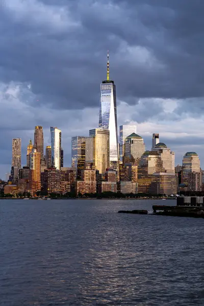 New York 'ta. Yükselen gökdelenleri olan New York gökdelenleri. Manhattan ve Hudson Nehri. New York 'un panoramik şehri. Şehir merkezindeki New York 'ta. New York silueti. New York şehir manzarası