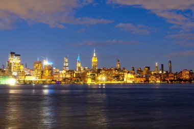 New York City silueti. New York 'taki Manhattan gökdelenleri Hudson Nehri' nin havadan manzarası.