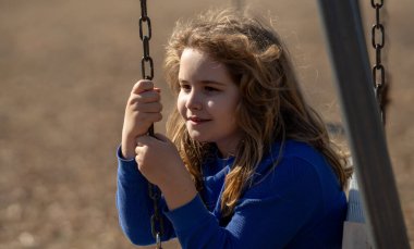 Çayırdaki kaygısız çocuk. Çocuk hayalleri. Hayalperest bir çocuğun açık hava portresi. Çocuklukta özgürlük ve masumiyet. Dışarıdaki şirin çocuk portresi. Hayalci çocuk suratı. Tasasız çocukluk. Hayalci çocuk.