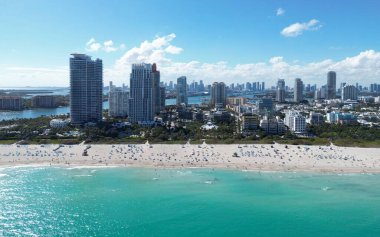 Miami Beach silueti. Miami 'nin kumlu plajları. Miamis 'in ünlü sahilleri. Gökdelenleri olan South Pointe plajı. Miami şehri panoraması. Miami ufuk çizgisi ve okyanus. Güney Florida. Güney Sahili