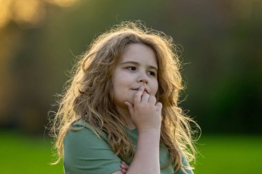 Çocuk başka tarafa bakıyor. Şüpheli bir bakışla çocuk gibi düşünmek. Derin hayaller kuran bir çocuğun portresi. Düşüncelere dalmış hayalperest bir çocuk. Düşünceli yüzlü zeki çocuk. Hayal kuran çocuk sessiz bilgelik gösteriyor