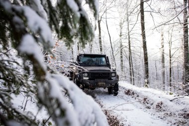 01.02.2021, Karpatlar. Off-road sezonu. 4x4 'le off-road seferi. Kış doğasında aşırı bir off-road gezisi. Off-road arabalı dağ yolu. Arabayla macera gezisi