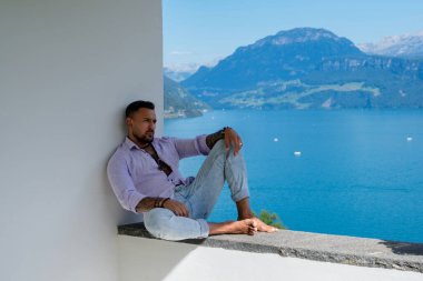 Kaslı bir adam dağ Alpleri civarında dinleniyor. Alp Gölü 'nde yakışıklı bir turist. Güçlü, seksi, üstsüz poz veren bir adam. Hayalperest, kaygısız bir gezgin. Açık havada insan özgürlüğü