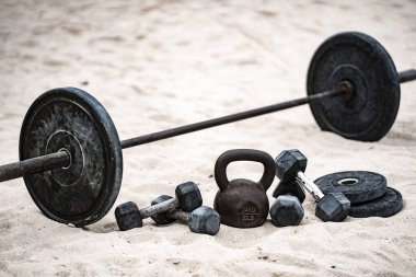 Spor malzemeleri geçmişi. Kettlebell, halter ve dambıl, yaz sporu. Açık hava sporu. Spor salonunda spor egzersizi. Ağırlık kaldırıyorum. Sağlıklı bir yaşam tarzı. Spor salonu açık havada. Spor arkaplanı
