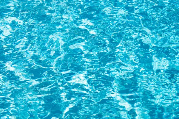 Yüzme havuzunda mavi yırtık su, su havuzu dokusu ve yüzey suyu.