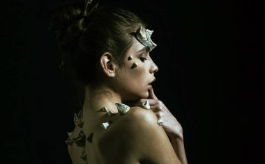 Şeytan boynuzlu mistik kadın. Karanlık fantazideki gizemli kadın. Mistik kadın portresi. Cadılar Bayramı tarzı cadı. Gizemli bir havası olan korkunç bir kadın. Esrarengiz ve mistik tuhaf ruh. Gizemli kız