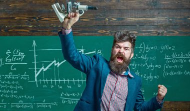 Öğretmen sınıfta matematiği açıklıyor. Profesör, matematik dersinde. Öğretmen matematik formülü yazıyor. Komik öğretmen. Profesör sınıfta ders veriyor. Öğretmen matematiği açıklıyor. Öğretmenler Günü