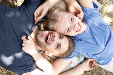 Sarılıp kucaklaşan genç aşıklar. Mutlu ve heyecanlı bir çift. Üst Manzara. Şehvetli kadın ve erkek kucaklaşması. Mutlu çiftler portresi. Aşık mutlu bir çift. Sevgililer sarılıyor. Genç çift