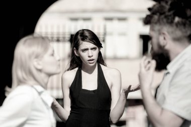 Hile yapıyor. Duygusal ihanet bu. Aldatan çift. Adam yalan söyledi, aldattı ve ihanet etti. Kalbe ihanet. Duygusal ihanet bu. Kopya çekiyorum. Adam karısını ya da kız arkadaşını aldatıyor. Aşk üçgeni ve üçlü