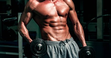 Kaslı gövde, güçlü karın kasları. Altılı paketli atletik seksi erkek vücudu. Kaslı altılı paket, çıplak gövde. Kaslı kaslı çıplak bir adam. Kaslı üstsüz adam modeli, karın kaslarını gösteriyor.