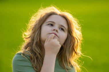 Çocuk başka tarafa bakıyor ve düşünüyor. Çocuk hayalperesti şüpheli bir bakışla düşünür. Bir çocuk portresi derin düşün. Hayalperest ergen çocuk düşüncelere daldı. Düşünceli yüzlü zeki çocuk. Hayal kuran çocuk. Çocuklar düşünüyor