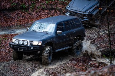 04 numara. - 30. 2025, Karpatlar. Off-road SUV sürücüsü çamurda sürükleniyor. Toprakta off road. Dağlar ve off-road için patikalar. Aşırı off-road sürüşü. 4x4 araçlı bir cip. Offroad gezisi